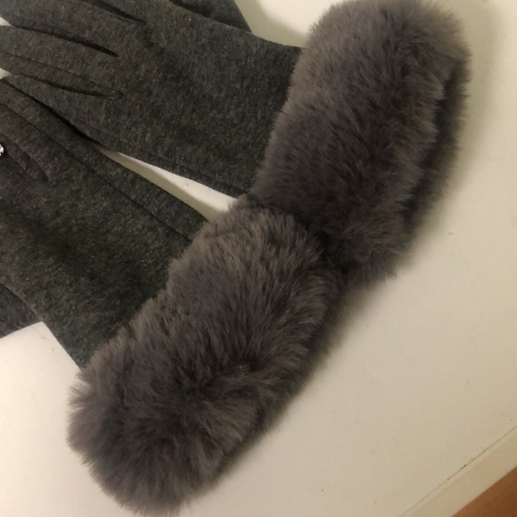 CUTE JEWEL FAUX FUR MITTENS - Picture 3 of 4